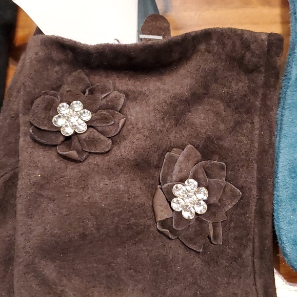 Bundle of 3 suede flower cz accent fashion gloves - Picture 5 of 5